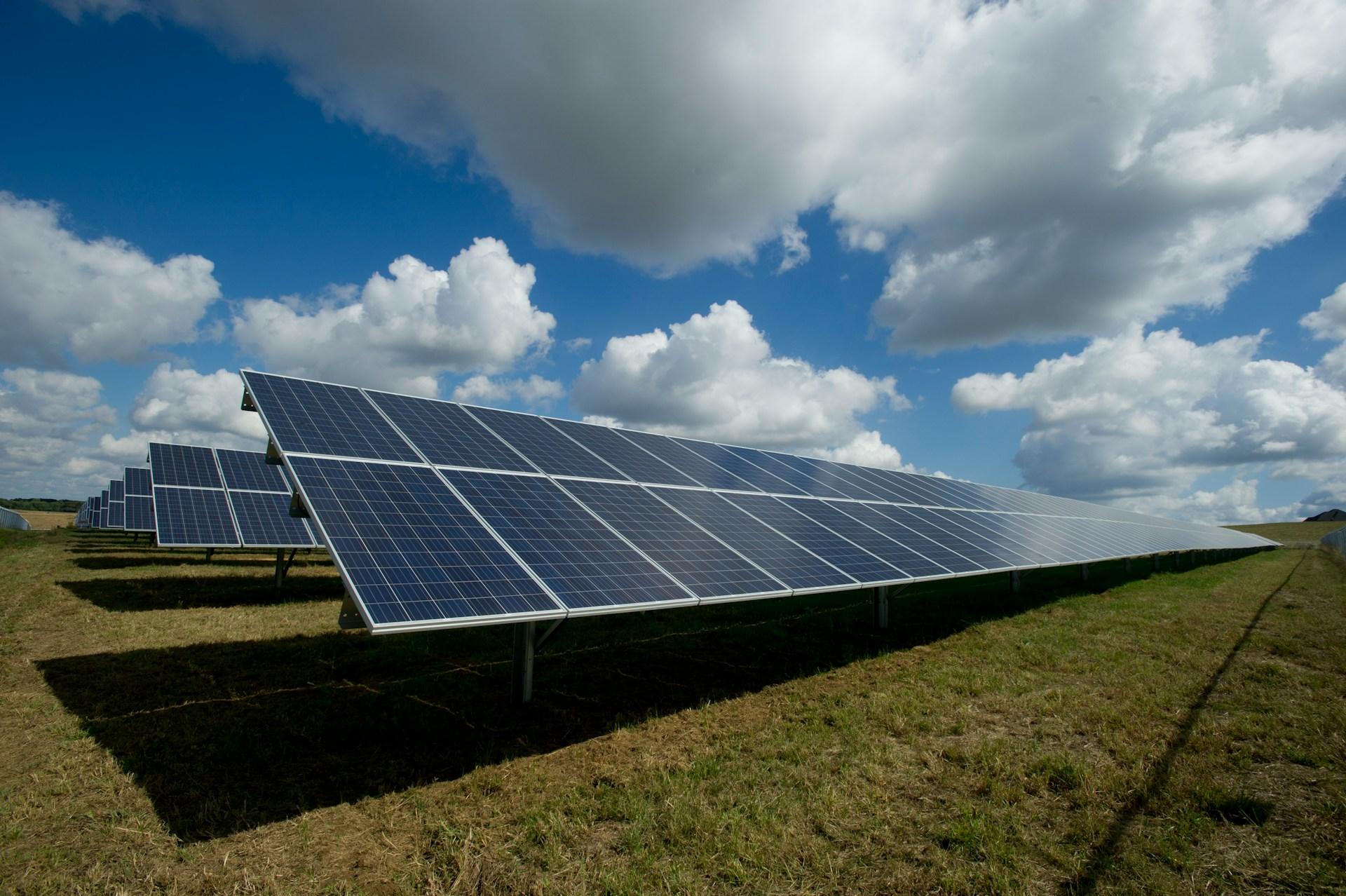 Grüne Wiese mit Solarpark betrieben von einer Übergabestation mit EZA-Regler