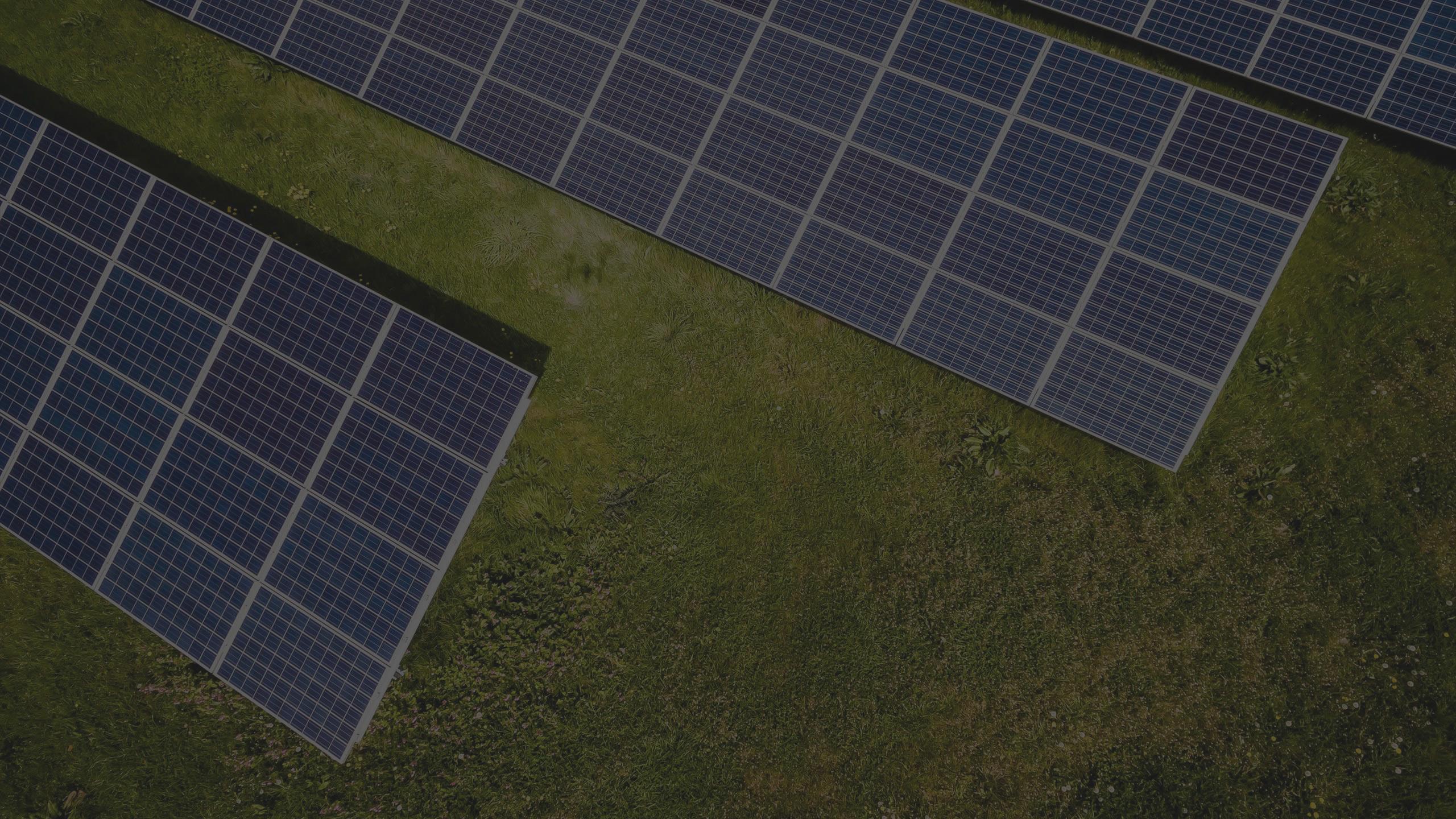 Solarpark bei schönem Wetter